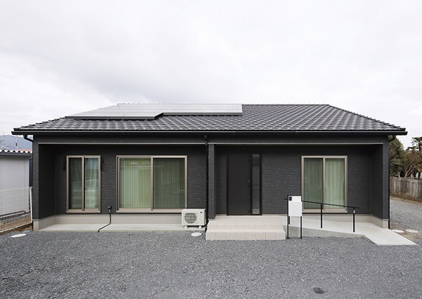 分離型のスタイリッシュな二世帯平屋住宅